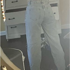 Hoghwasted ripped jeans